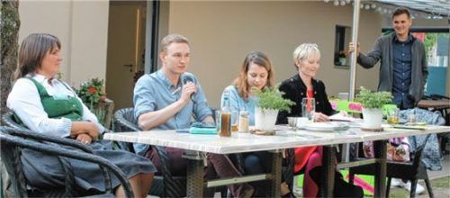 Am Podium (von links): Claudia Köhler, Kandidatin in München, Florian Siekmann, Spitzenkandidat der Grünen Jugend Bayern, Jamila Schäfer, Bundesvorstandsmitglied der Partei, Judith Bogner, Landtagskandidatin, und stehend Christoph Arz, Grüne Jugend im Landkreis.Foto  sn