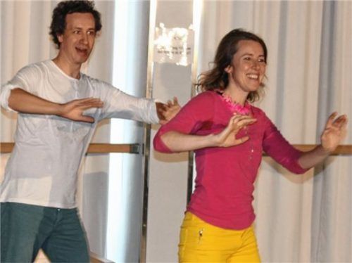 Amira (Kathrin Müller) und Matteo (Giorgio Buraggi) vom Theater Eukitea verkörpern zwei Jugendliche. Sie nehmen den jungen Zuschauer mit zu Grenzsituationen, die sie selbst kennen – und zeigen spielerisch Lösungen auf.Foto sn