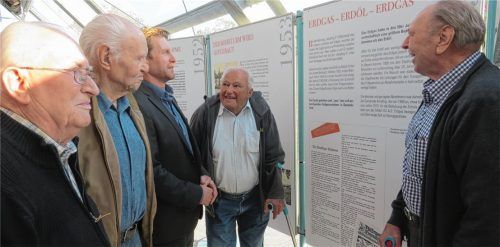 Ampfings Bürgermeister Josef Grundner (Dritter von links) ließ sich von ehemaligen Mobil-Mitarbeitern gerne Geschichten erzählen, die ihnen beim Betrachten der Wandtafeln einfielen.
