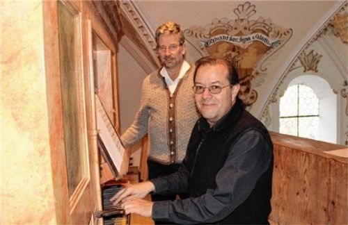 An der Orgel der Kirche St. Leonhard führte Stadtorganist Heinrich Wimmer aus Burghausen mittelalterliche Orgelmusik auf. Die Orgel von 1800 wurde im Jahr 2010 vom Nußdorfer Orgelbaumeister Alois Linder (hinten) restauriert. Foto stv