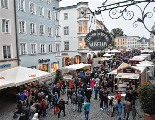 Anziehend: der Mantelsonntag in der Stadt. Foto Duczek