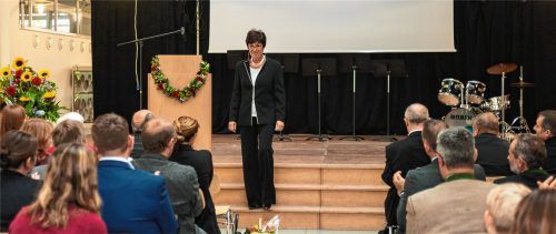 Applaus und Anerkennung beim Abschied von Kathrin Hörmann-Lösch, der langjährigen Direktorin des Gymnasiums Raubling.Fotos thomae