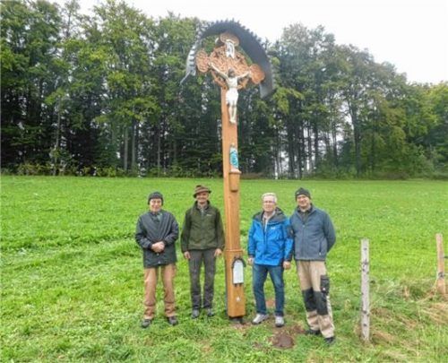 Arbeit beendet, das Kreuz steht (von links): Sepp Aiblinger, Klaus Aiblinger, Paul Panzer und Rudolf Keil. Foto hö