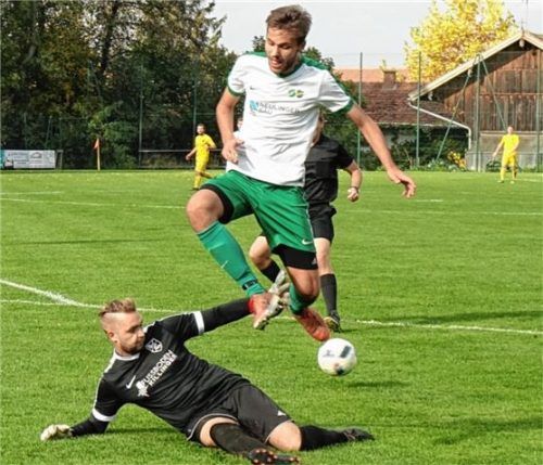 Au-Keeper Andreas Kasprzyk rettet in dieser Szene gegen SG-Angreifer Uli Hubl.Foto Wimmer