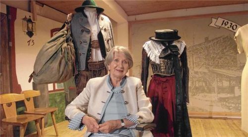 Auch ein Stück Kultur: Das Oberteil der weiblichen Tracht hinter Rose-Marie Gräfin von Degenfeld-Schonburg ist ein originales Kleidungsstück von Ottonie Gräfin von Degenfeld-Schonburg. Den Rock trug ihre Tochter Marie-Therese.Foto Riedl