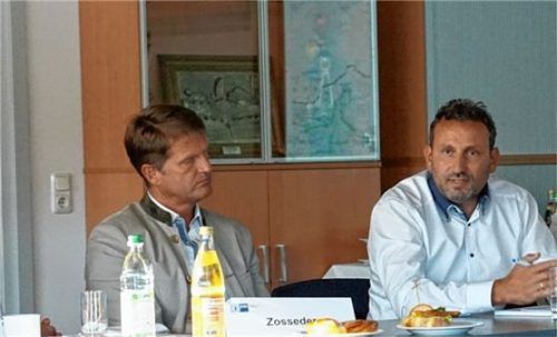 Auf der jüngsten IHK-Regionalausschuss-Sitzung: Unternehmer Simon Zosseder, Georg Dettendorfer. Foto re