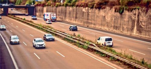 Auf deutschen Autobahnen gilt Rechtsfahrgebot. Wer dagegen verstößt, muss mit einem Bußgeld rechnen. Foto  Michael Gaida/pixabay.com/mid/akz-o