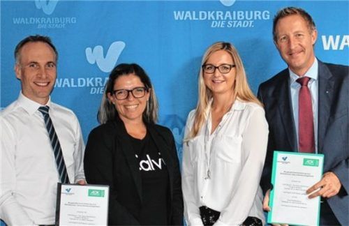 Auf die Zusammenarbeit freuen sich (von links): Bürgermeister Robert Pötzsch, die Gesundheitsbeauftragte der Stadt, Anita Kroiß, die Leiterin der AOK-Geschäftsstelle Waldkraiburg, Regina Rasch, und Direktor Andreas Santl.Foto  e