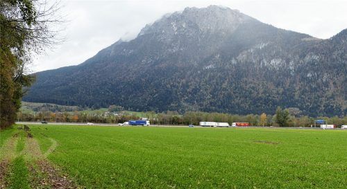 Auf dieses Areal an der Autobahn in Kiefersfelden soll das neue Hauptquartier der Bergsportmarke Dynafit kommen. Und zwar mit einem ähnlich auffallenden architektonischen Wahrzeichen wie das Salewa-Haus in Bozen. Foto Hoffmann