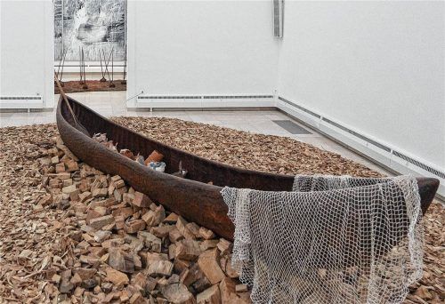 Auf einer Welle von Holzstücken scheint das „Boot der wertvollen Essenzen“ zu schwimmen. Foto Weyand