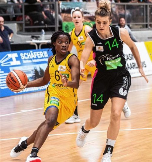 Bad Aiblings Alina Hartmann (rechts) ist Arien Hearn auf den Fersen.Foto Ruppenthal