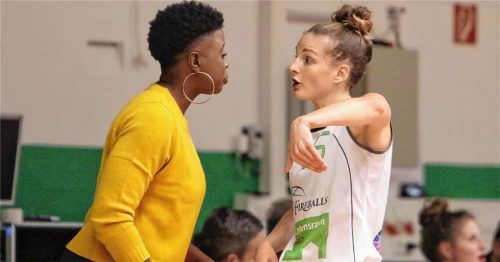 Bad Aiblings Headcoach Ciara Iglehart im Gespräch mit Cyrielle Recoura. Iglehart zum Gastspiel in Saarlouis: „Wir rechnen wie immer mit einem Sieg.“ Foto  Fehrmann