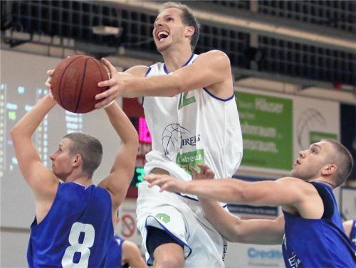 Bad Aiblings Neuzugang Johannes Wießnet war unter dem Korb sehr präsent und setzt sich hier gleich gegen zwei Gäste-Spieler durch.Foto Fehrmann
