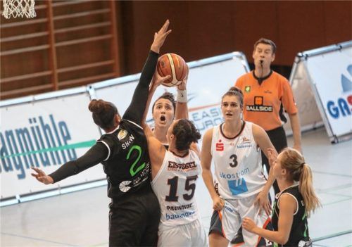 Bad Aiblings Shalen Shaw und Lindsay Sherbert versuchen Mirnal Paunovic (15) am Abschluss zu hindern. Fotos  Rubner