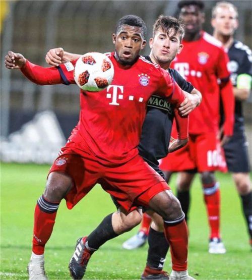 Bayern-Talent Franck Evina schirmt hier den Ball vor Burghausens Can Coskun ab.Foto Butzhammer