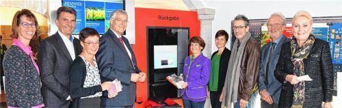 Begeistert vom Angebot: (von links) Karola Bromirski, Michael Keneder, Susanne Delp, Alfons Maierthaler, Eleonore Dambach, Susan Lauke, Frank Magener, Robert Berberich, Oberbürgermeisterin Gabriele Bauer. Foto Trux