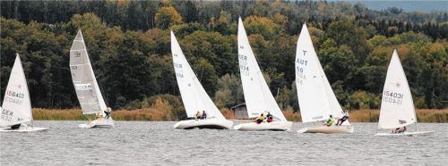 Bei dem kräftigen Wind konnten die Segler sogar im „Trapez“ stehen. Foto  Niessen
