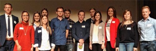 Bei der Azubi-Ehrung der IGW (von links/vordere Reihe): Theresa Branke (Aschau), Iris Miklautsch (Pürten), Tobias Simon Steinmeier (Waldkraiburg), Alexander Attenberger (Polling), Barbara Wieser (Winhöring), Sabrina Zeitvogel (Waldkraiburg), Veronika Dreger (Kraiburg), Marcel Rauch (Ampfing); (hinten): Markus Kep vom Ausbilderkreis der IGW, Tanja Hochreiter (Schnaitsee), Laura Holzner (Pürten), Sebastian Bruckeder (Wolfgrub/Aschau), Lukas Rosam (Rattenkirchen); nicht auf dem Foto sind Bettina Hausmann und Christoph Feichtgruber.Foto  kme
