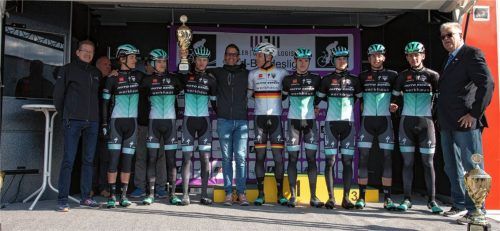 Bei der Siegerehrung: Das Team Auto Eder Bayern mit dem Pokal für den Gesamtsieg der Rad-Bundesliga. Foto  Durt Design