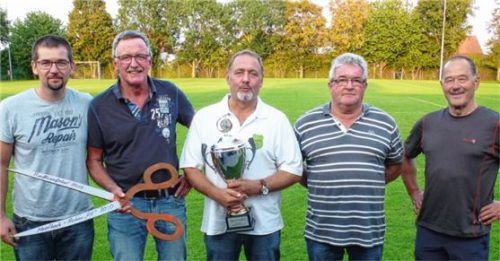 Bei der Siegerehrung (von links): die Spielführer Aschau- Jung Robert Wimmer, Aschau-Alt Lothar Ziegelgänsberger und Schorsch Meindl vom Siegerteam Haselbach, Sportreferent Hans Baumgartner und für Fraham Rudi Winterer, der das Turnier auch organisierte.Foto  re