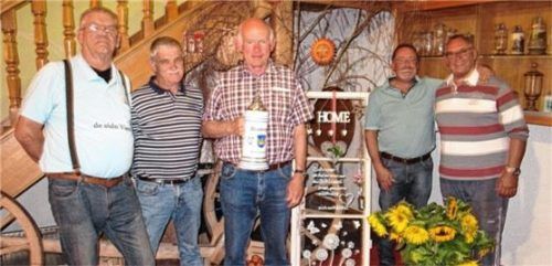 Bei der Siegerehrung (von links): Sepp Unterforsthuber, der Organisator des Hufeisenturniers, mit dem Siegerteam Reinhard Karl, Rupert Mitterberger, Georg Meindl und Peter Christan.Foto  fim