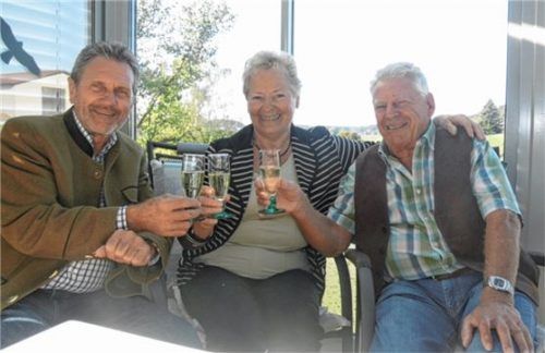 Beim Tanzen in Wanglbach traf Lucia und Engelbert Wishuber (rechts) Amors Pfeil. 50 Jahre später gratuliert Bürgermeister Jakob Bichlmaier (links) zur goldenen Hochzeit. Foto  fim