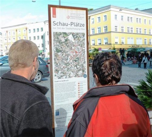 Beliebter Lesestoff: die Schautafeln zur Geschichte der Stadterhebung. Foto Aerzbäck