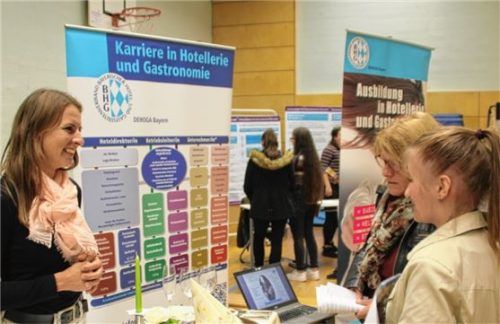 Besonders den Mädchen hatte es der Infostand vom Hotel- und Gaststättengewerbe angetan.Fotos fis