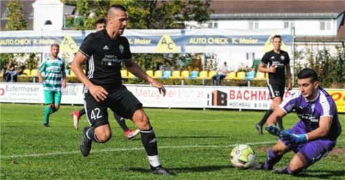Birol Karatepe vom FC Töging wird von SBR-Keeper Mihajlo Markovic gestoppt. Fotos  Zucker