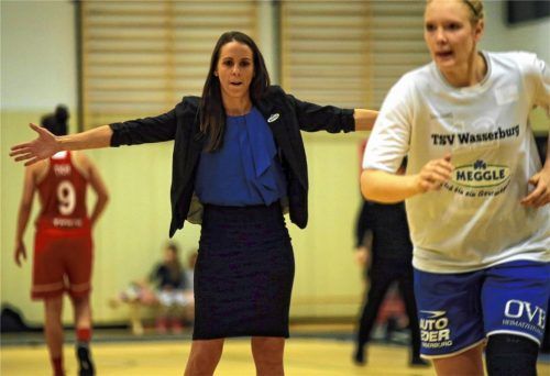 Bis hierher und nicht weiter: Wasserburgs Head-Coach Sidney Parsons zeigt an, dass es für Gastmannschaften in der Badria-Halle nicht viel zu holen geben soll. Foto  Schilling