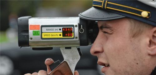 Blick durchs Okular: Polizeiobermeister Manuel Schrott hält auf ein heranfahrendes Auto in 434,5 Metern Entfernung und drückt ab. Das Ergebnis: 80 km/h. Zu schnell. Foto Schlecker