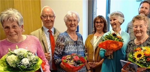 Blumen fürs ehrenamtliche Engagement überreicht Anton Heindl, Zweiter Bürgermeister der Stadt Rosenheim (Zweiter von links), an die Frauen des „Miniladen-Teams, (von links) Ingrid Krause, Hilde Horn, Hilde Wagner und Cilly Hamberger. Auch Karin Weiß (Mitte) und Christian Hlatky von der Freiwilligenagentur bedanken sich.Foto s Re.