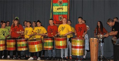 Bragada, die Trommelgruppe vom sonderpädagogischen Förderzentrum Waldkraiburg, sorgte zu Beginn der Feierlichkeiten für die richtigen Töne. Fotos  sn