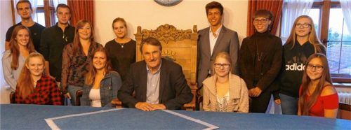 Bürgermeister Dr. Herbert Heiml mit den anwesenden jungen Bürgern, die von der Marktgemeinde Kraiburg für ihren guten Abschluss geehrt wurden.Foto bac
