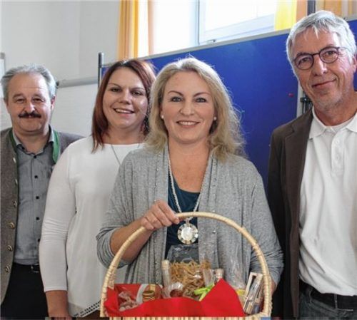 Bürgermeister Peter Kloo, Rektorin Christa Wagner und Schulamtsdirektor Edgar Müller (rechts) gratulierten Sarah Böhm (Mitte) zur neuen Aufgabe als Konrektorin.