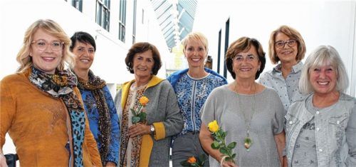 Charmant und gut gelaunt präsentierten sich die Damen bei der Modenschau, moderiert von Stadträtin Annemarie Deschler (Dritte von links).Fotos huc