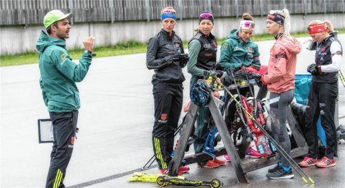 Cheftrainer Kristian Mehringer mit Vanessa Hinz, Franziska Preuß, Sophia Schneider, Maren Hammerschmidt und Franziska Hildebrand (von links) während des Trainings in der Ruhpoldinger Chiemgau-Arena.Foto Wukits