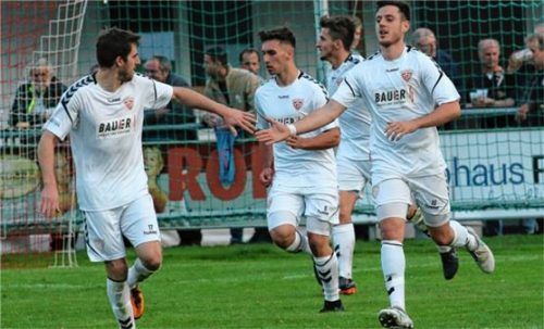 Christian Brucia (links) gratuliert Thomas Breu zu seinem Treffer. Foto  Buchholz