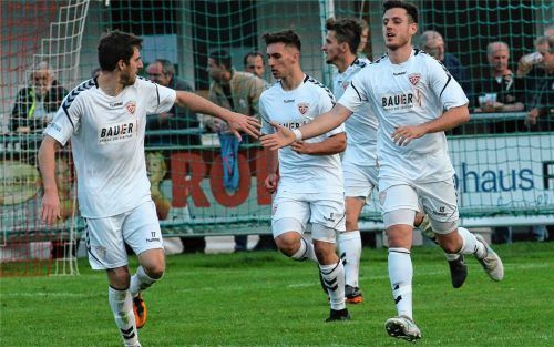 Christian Brucia (links) gratuliert Thomas Breu zu seinem Treffer.