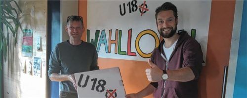 Christian Spatzier und Max Mank (von links) haben zusammen mit den Jugendlichen alles für die Wahl U18 vorbereitet.Foto ge