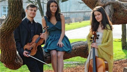 Clemens Böck (Violine), Anne Keckeis (Violoncello, rechts) und Christina Scheicher (Klavier) spielen am Samstag, 10. November, im Carl-Orff-Saal in Töging. Foto m. mitterer