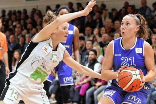 Cyrielle Recoura (links) im Duell mit Wasserburgs Nationalspielerin Svenja Brunckhorst.