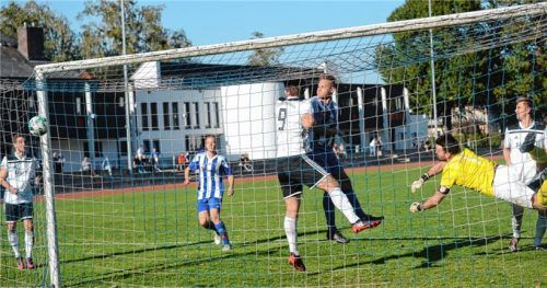 Dank dieses sehenswerten Freistoßtreffers gelang dem TuS Raubling ein Heimsieg.