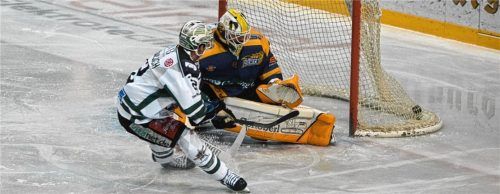 Das 2:0 gestern Abend für die Starbulls: Michael Fröhlich überwand Waldkraiburgs Keeper Korbinian Sertl. Fotos  Ruprecht