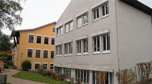 Einstimmig hat der Stadtrat den angestrebten Tausch der Schulgebäude der Liszt-Mittelschule (links) und des Förderzentrums verworfen. Die Mittelschule bleibt an ihrem Standort. Für das Förderzentrum, das am bestehenden Standort nicht erweitert werden kann, muss der Landkreis eine andere Lösung finden.Fotos  Archiv/Grundner