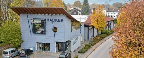 Das Hacker-Gebäude mit seinem markanten Dach ist die Adresse für alle Profi- und Hobbyhandwerker in der Traberhofstraße.