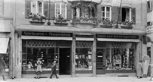 Das Haushalts- und Spielwarengeschäft Spickenreuther in der Münchener Straße um 1935, Motiv für den Mai.