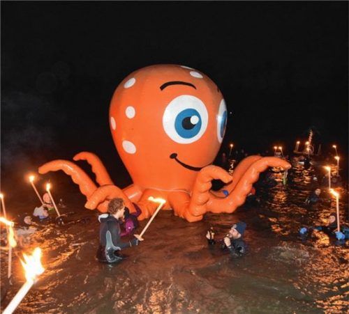 Das Maskottchen – der große Oktopus – durfte beim Fackelschwimmen natürlich nicht fehlen. Foto ps