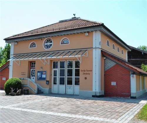 Das Schwaberinger Feuerwehrhaus ist nach der Beschaffung eines neuen Einsatzfahrzeuges zu klein. Nun wird im Gewerbegebiet neu gebaut.Foto Niessen