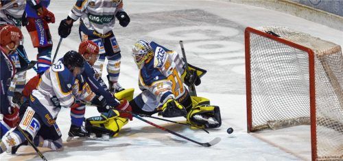 Das Unglück für den EHC nimmt seinen Lauf: Das 1:0 für Selb durch Gollenbeck.Fotos Paolo del Grosso